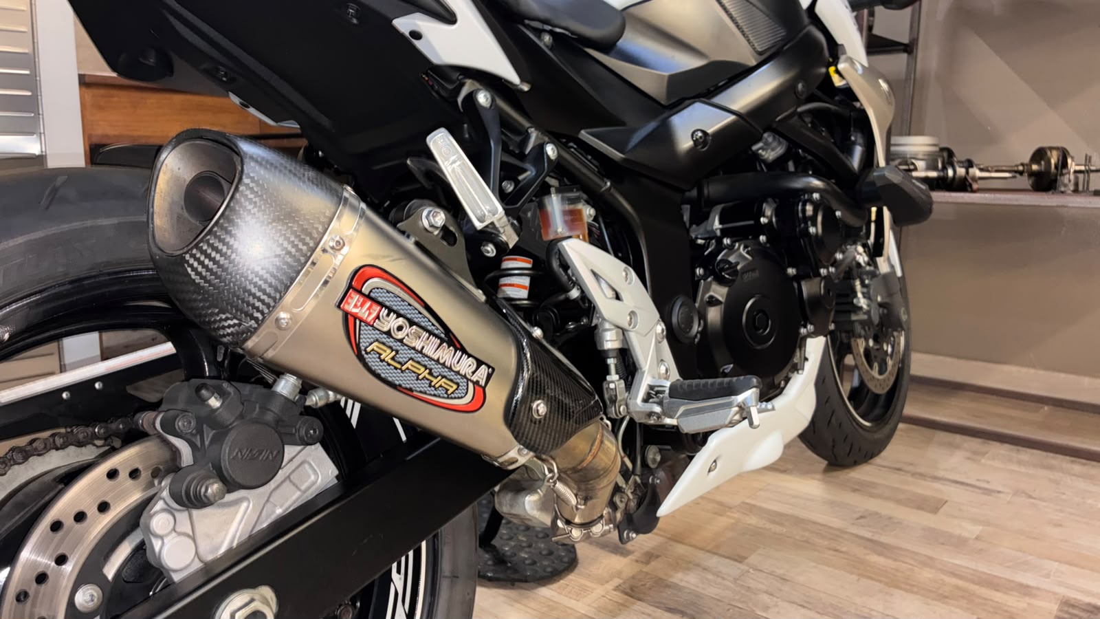 Suzuki GSR 750 - Imagen 8