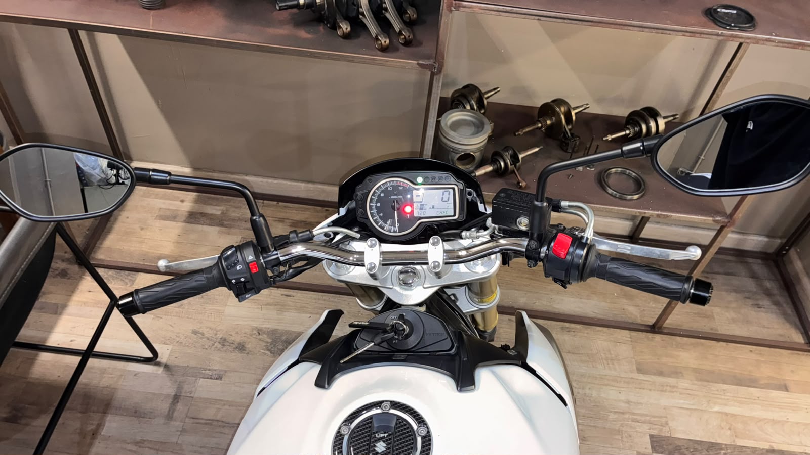 Suzuki GSR 750 - Imagen 9