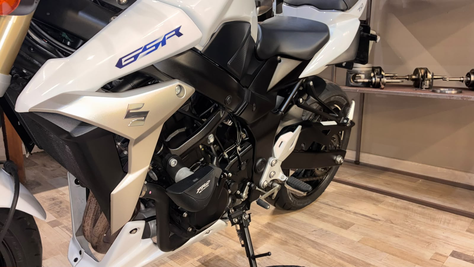 Suzuki GSR 750 - Imagen 7
