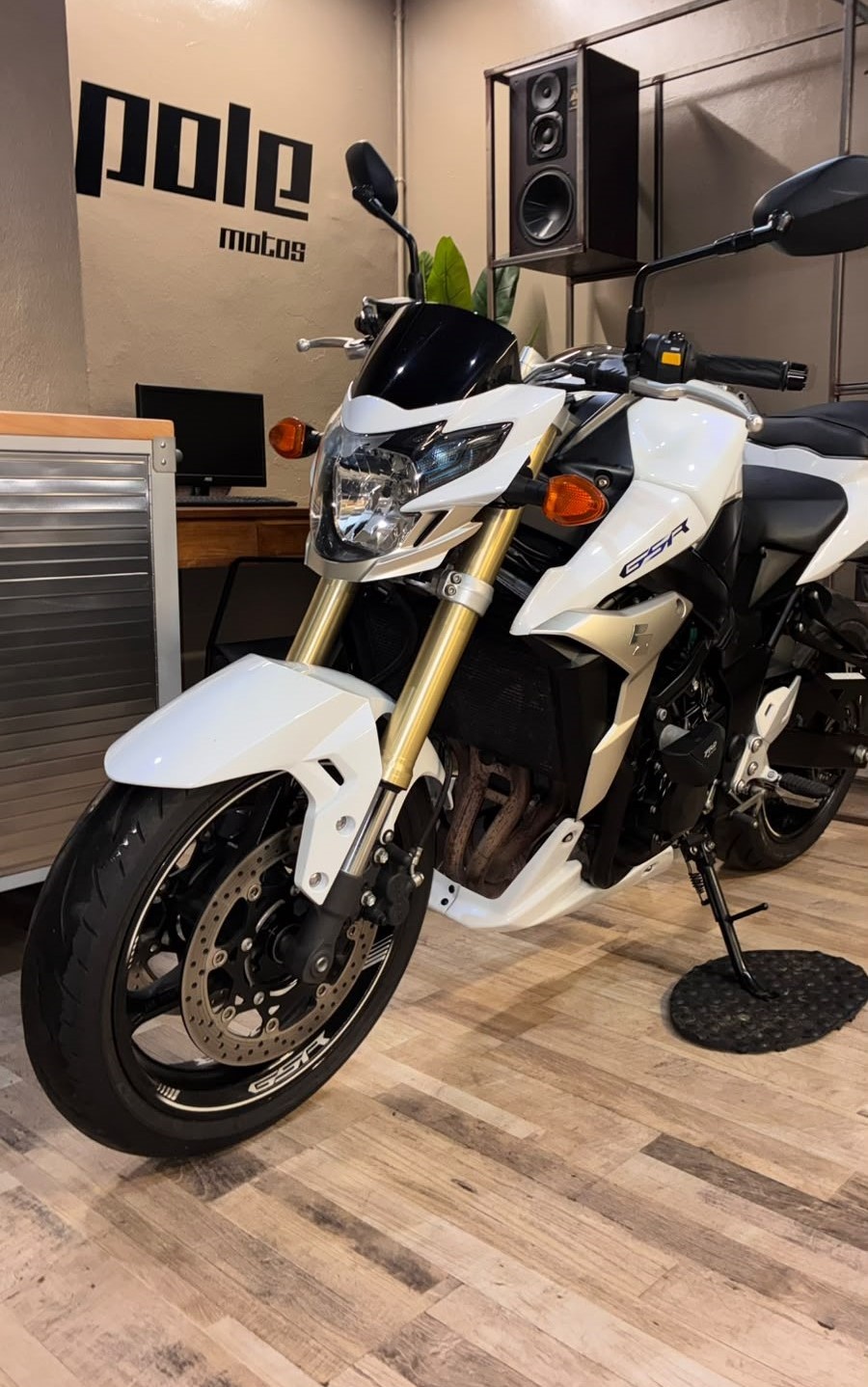 Suzuki GSR 750 - Imagen 2