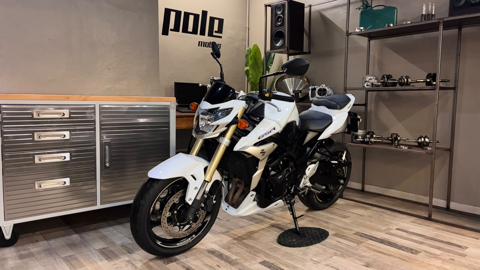 Suzuki GSR 750