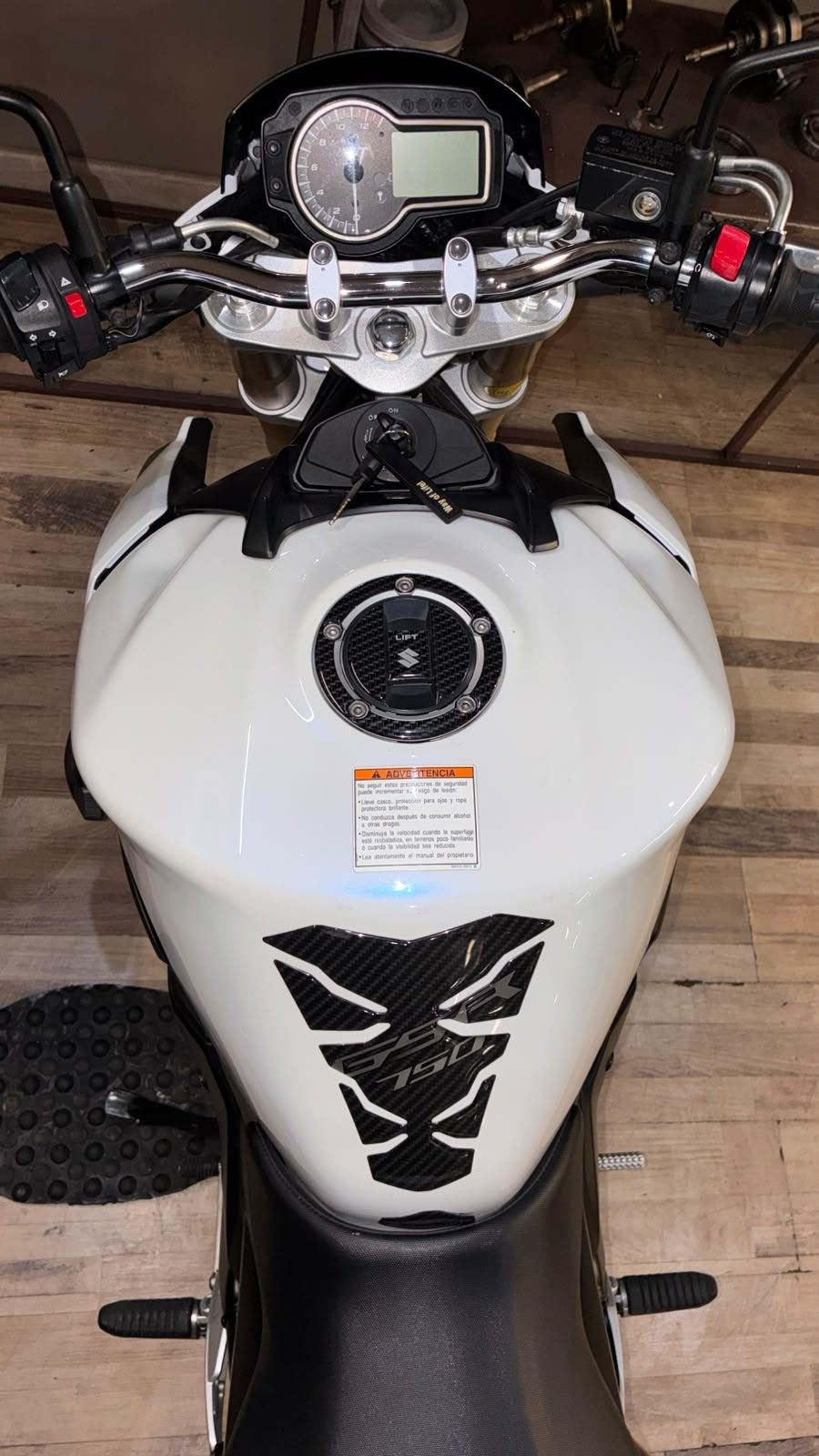 Suzuki GSR 750 - Imagen 10